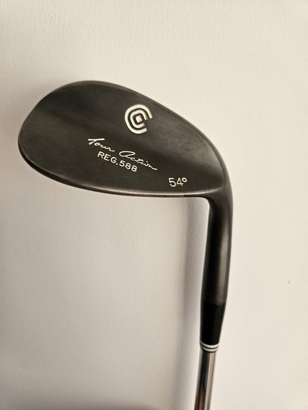 Cleveland Tour Action 588 54° Wedge Gunmetal RH Dynamic Gold Wedge Flex S 36"